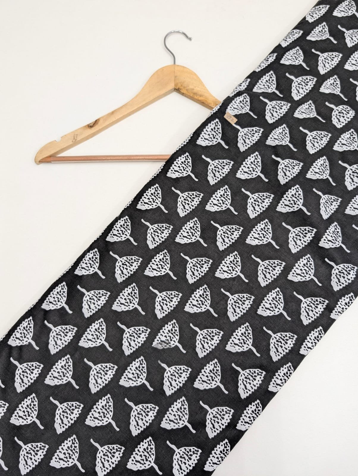 Black and white leaf pattern cotton fabric